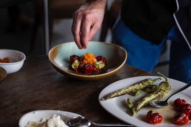 Kucharz serwuje danie